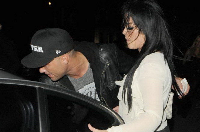 Anna còn khiến người cha tỷ phú buồn lòng khi trở thành người nghiện rượu do thường tham gia tiệc tùng, uống nhiều rượu mạnh, thậm chí còn sử dụng marijuana (cần sa).