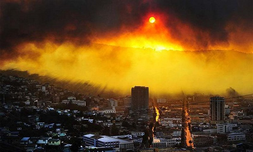 Các đại dương bị bốc hơi cực nhanh, nước phân hủy thành hydro và oxy và các sinh vật sống trên Trái đất bị thiêu rụi.