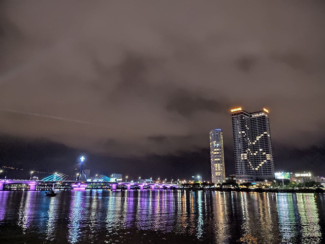 Thap sang trai tim: Gui yeu thuong toi “tien tuyen” chong dich