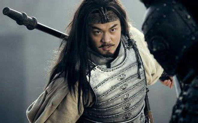 Mã Siêu là một trong 5 hổ tướng của Lưu Bị. Theo Tam quốc diễn nghĩa, ông từng đối đầu với Trương Phi và Hứa Chử. Theo cha xông pha trận mạc từ năm 17 tuổi, Mã Siêu đánh bại và giết chết nhiều kẻ địch mạnh như Vương Phương chỉ sau chưa đến 10 hiệp đấu.