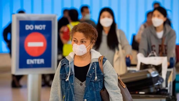 Một số nhà khoa học cho hay các loại virus gây bệnh cúm nói chung thường phát triển mạnh trong mùa lạnh, không khí khô và ít lây lan trong mùa nóng. Vì vậy, nhiều người hy vọng SARS-CoV-2 cũng có đặc tính tương tự và dịch bệnh sẽ được khống chế khi mùa hè đến.