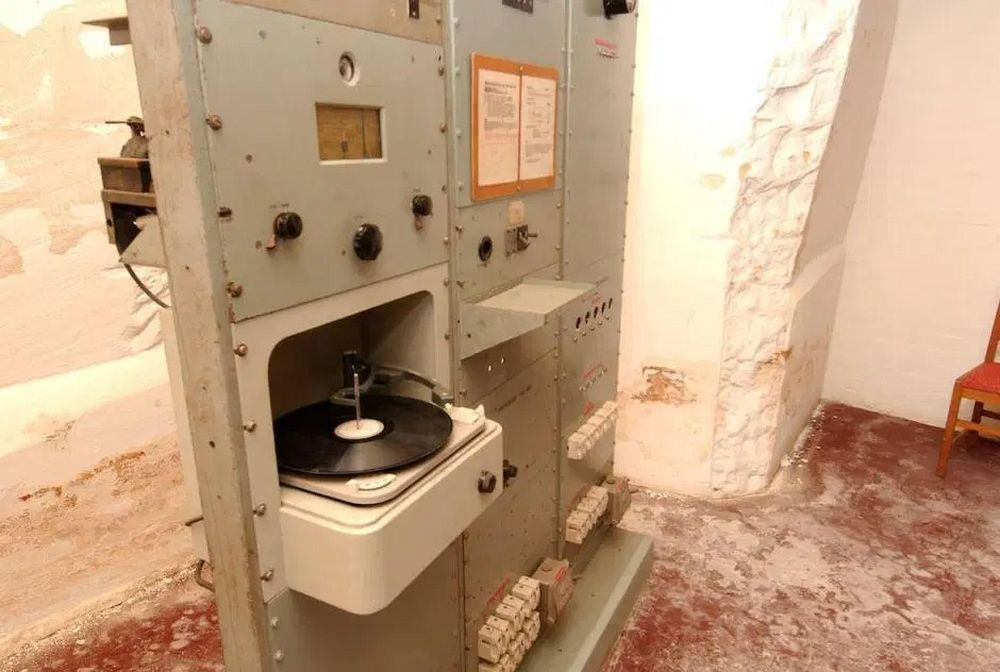 Boongke có hệ thống phát điện riêng và nhiệt độ trong hầm ngầm luôn duy trì ở 20 độ C.