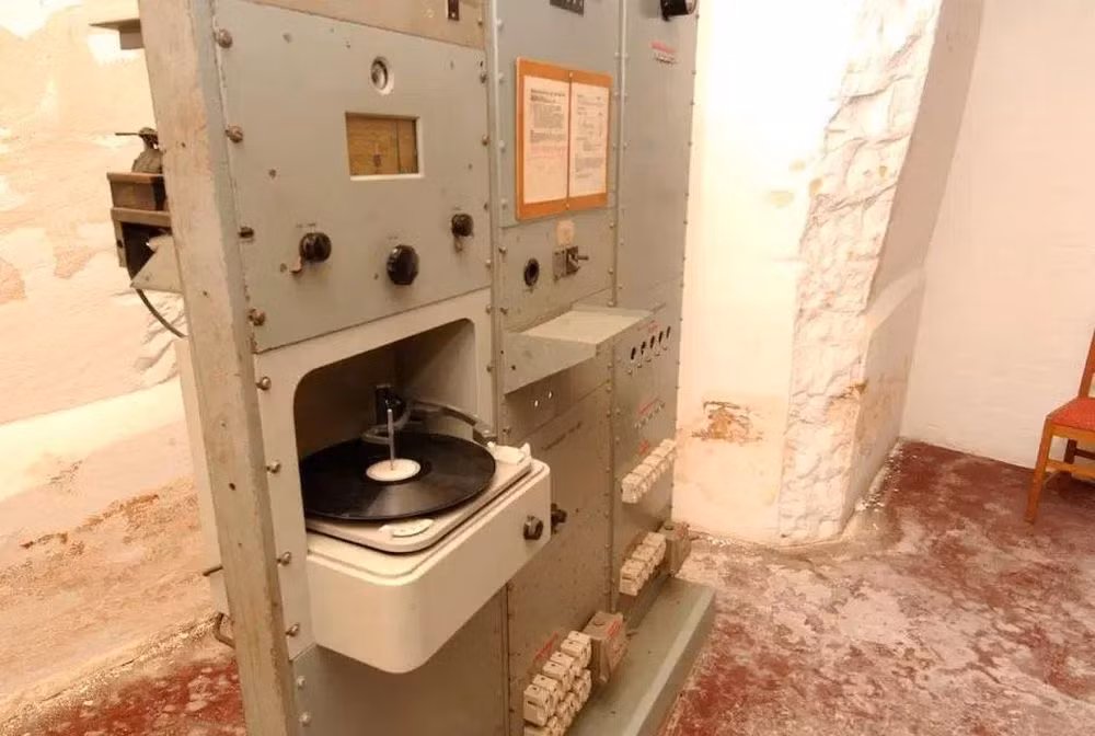 Boongke có hệ thống phát điện riêng và nhiệt độ trong hầm ngầm luôn duy trì ở 20 độ C.