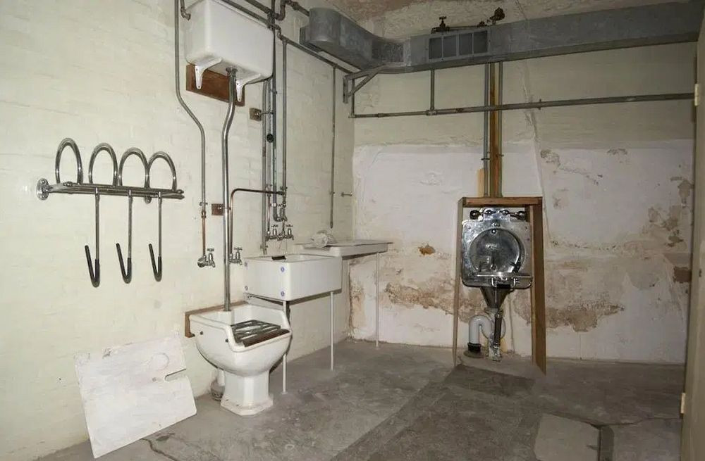 Ngoài phòng làm việc, bên trong hầm ngầm có bệnh viện, nhà ăn, nhà bếp, phòng giặt ủi, nhà kho...