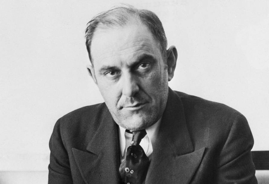 Sinh ngày 4/1/1890 tại thị trấn Hostinne của Áo - Hung, Victor Lustig sớm bộc lộ sự thông minh, giỏi ăn nói và thành thạo nhiều ngoại ngữ. Khi lớn lên, gã trở thành kẻ lừa đảo xảo quyệt, giỏi dụ dỗ đối phương khiến nhiều người mắc bẫy.