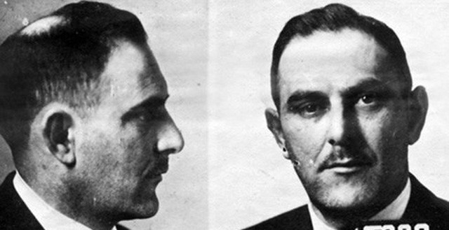 Victor Lustig tự nhân là "Bá tước Victor Lustig" trong giới lừa đảo bởi y có nhiều "thành tích" khủng. Bằng những mánh lới lừa lọc tinh vi, nhiều người đã mất những khoản tiền lớn vào tay Lustig mà không hay biết.