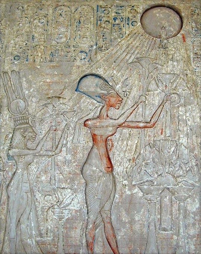 Sau khi qua đời, toàn bộ đài tưởng niệm pharaoh Akhenaten bị tháo dỡ hoặc đem cất giấu. Tượng của ông cũng bị phá hủy và không biết thi hài được chôn ở nơi nào.