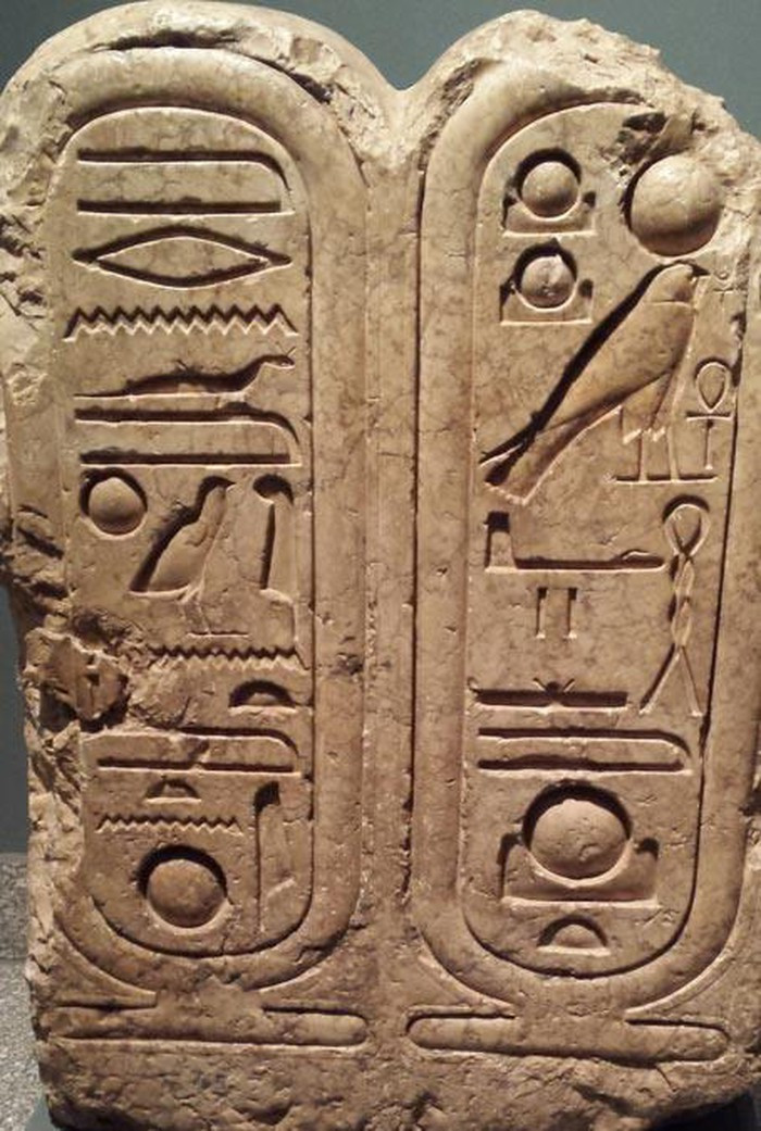 Quan lại đại thần, giới quý tộc, thợ thủ công và thương nhân đều phải đóng thuế và tiền thuế được sử dụng cho các đền thờ thần Aten.