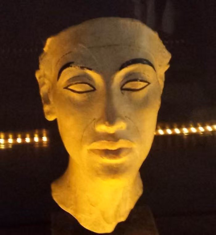 Akhenaten cũng áp dụng tô thuế đối với đền thờ. Đây là một điều chưa từng có tiền lệ.