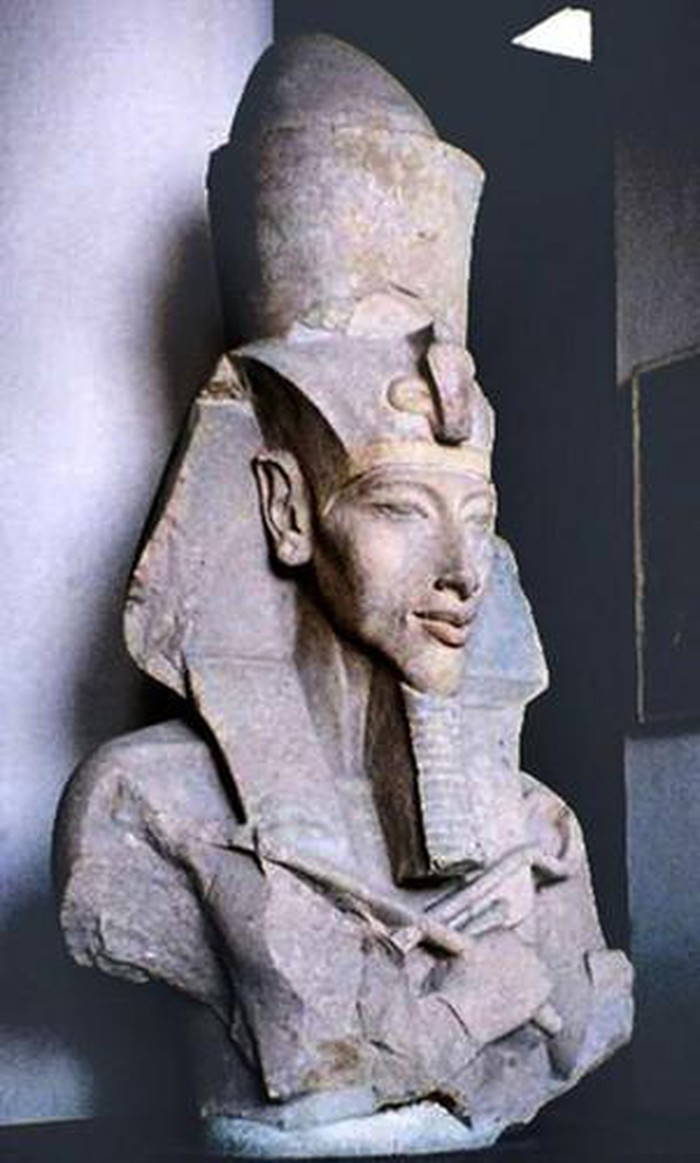 Trong số này, đáng chú ý nhất là việc Akhenaten có xung đột lớn với người dân Ai Cập về quan điểm tôn giáo.