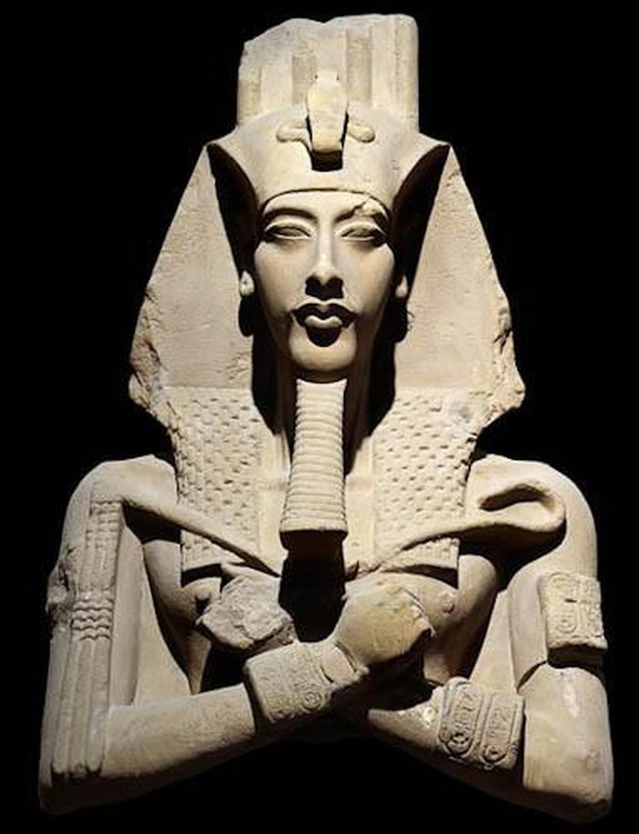 Ông hoàng Ai Cập này khởi xướng và thực hiện việc tôn thờ một vị thần là Thần Mặt trời Aten thay vì nhiều vị thần như các đời vua từ trước đến nay.