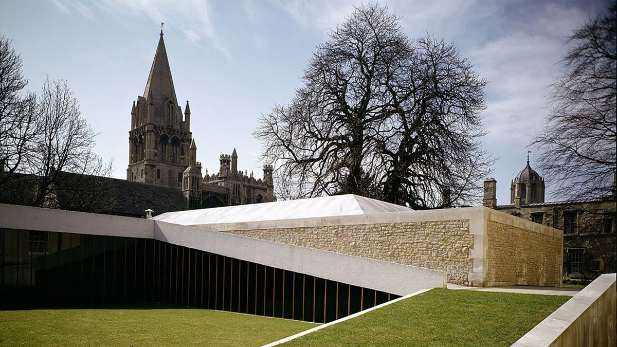 Thế nhưng, khi cảnh sát đến hiện trường, thì những tên trộm đã tẩu thoát cùng với 3 bức tranh.