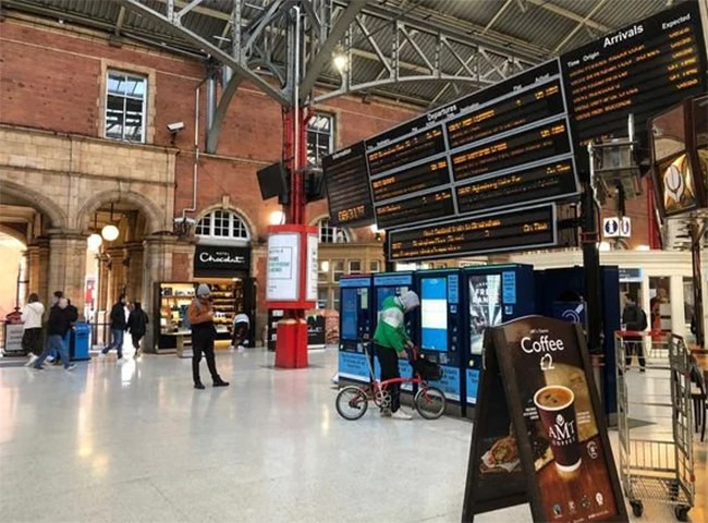 Chỉ có một số hành khách đang chờ tàu ở các bến.