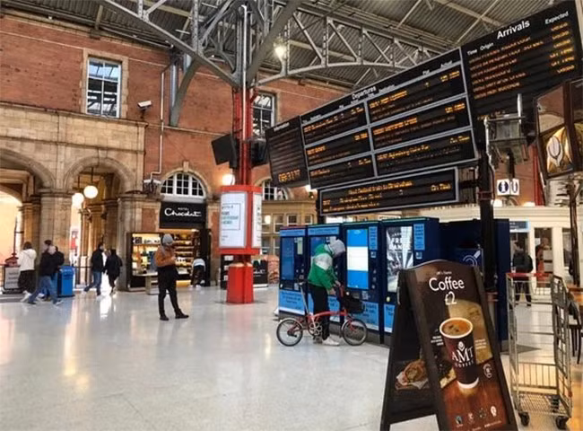 Chỉ có một số hành khách đang chờ tàu ở các bến.