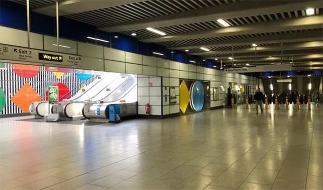 Ảnh chụp vào sáng thứ 6 (13/3) tại trung tâm London cho thấy những con đường thường chật cứng người đi lại, nay khách du lịch và người mua sắm không thấy đâu.