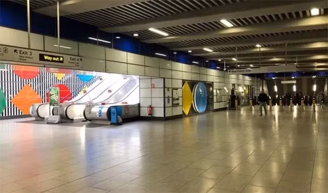 Ảnh chụp vào sáng thứ 6 (13/3) tại trung tâm London cho thấy những con đường thường chật cứng người đi lại, nay khách du lịch và người mua sắm không thấy đâu.