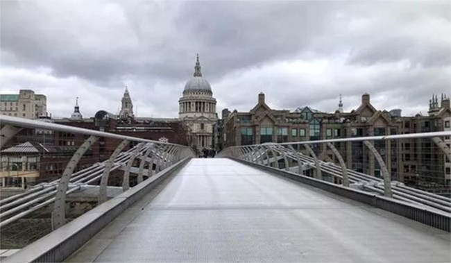 Ở Việt Nam, trong số 48 ca dương tính với Covid-19, có một số ca bay về từ London, Anh. Những ngày trước, thành phố London cũng đông đúc nhưng khi số du khách sụt giảm thì thành phỗ cũng thay đổi.