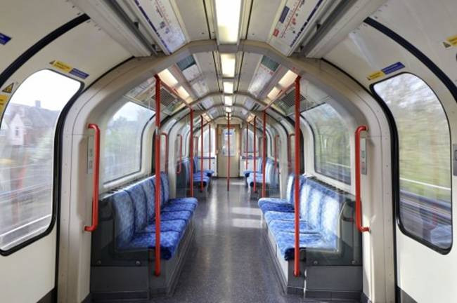 Một toa tàu điện vắng khách vì nhiều người không dùng phương tiện công cộng hoặc chọn làm ở nhà.