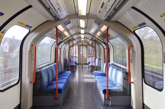 Một toa tàu điện vắng khách vì nhiều người không dùng phương tiện công cộng hoặc chọn làm ở nhà.