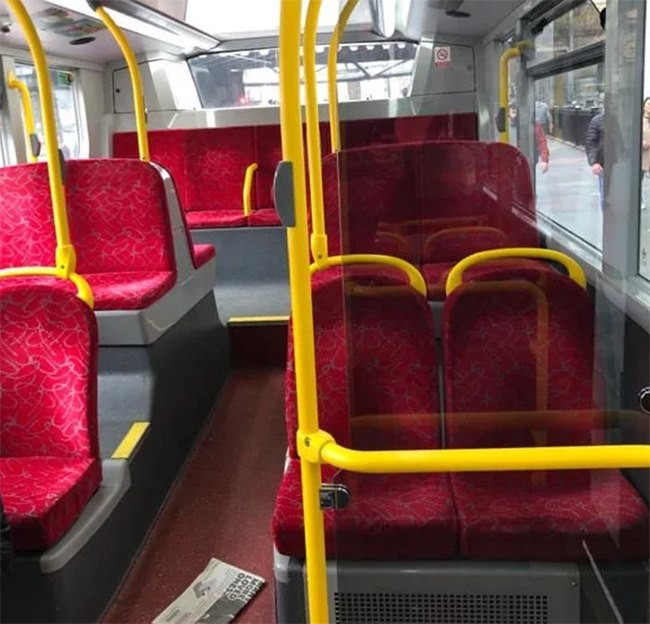 Quang cảnh bên trong một chiếc xe buýt ở London sáng thứ 6 (12/3), không có một hành khách nào.