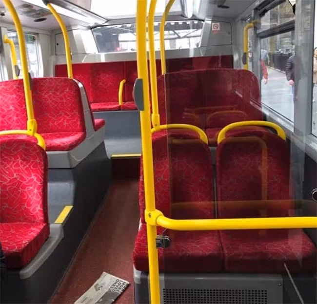 Quang cảnh bên trong một chiếc xe buýt ở London sáng thứ 6 (12/3), không có một hành khách nào.