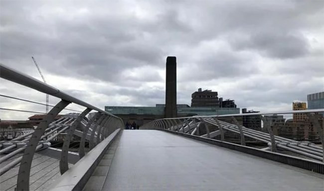 Các địa điểm thu hút đông du khách như Nhà hát Quốc gia, Phố Regent, Rạp xiếc Piccadilly, và Tháp London cũng không có du khách nào lui đến.