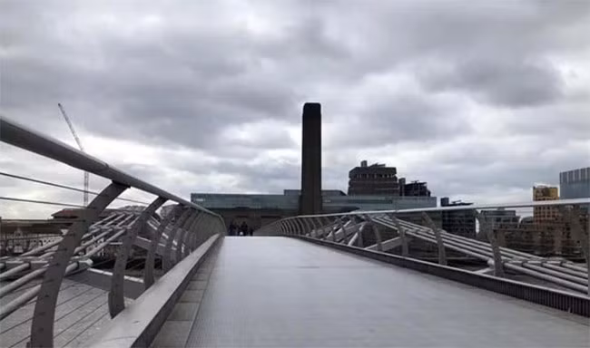 Các địa điểm thu hút đông du khách như Nhà hát Quốc gia, Phố Regent, Rạp xiếc Piccadilly, và Tháp London cũng không có du khách nào lui đến.