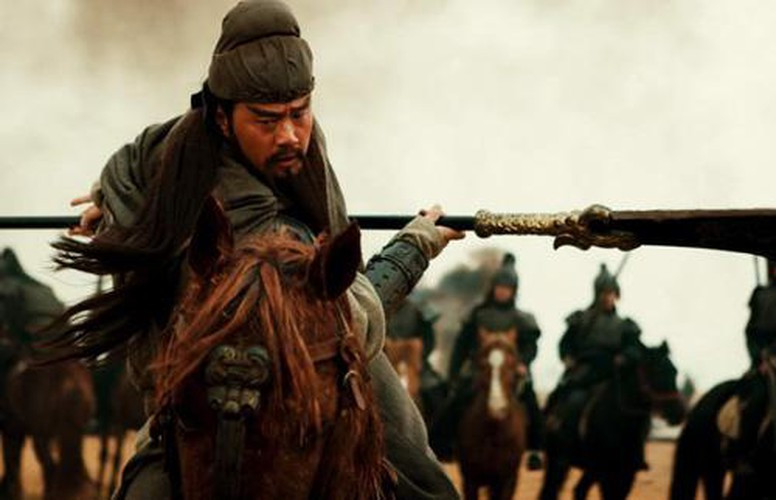 Trước yêu cầu của Trương Phi, Phạm Cương và Trương Đạt nói rằng không thể hoàn thành công việc trên trong 3 ngày. Tức giận, Trương Phi sai người trói Phạm Cương và Trương Đạt đánh 50 roi và vẫn giữ nguyên yêu cầu như trên. Thậm chí, Trương Phi còn nói nếu không hoàn thành thì 2 người sẽ bị chém đầu.