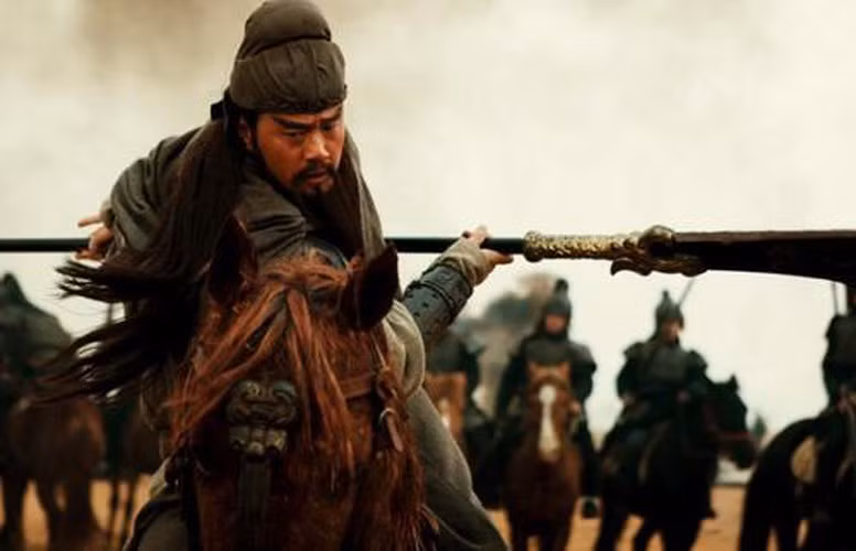 Trước yêu cầu của Trương Phi, Phạm Cương và Trương Đạt nói rằng không thể hoàn thành công việc trên trong 3 ngày. Tức giận, Trương Phi sai người trói Phạm Cương và Trương Đạt đánh 50 roi và vẫn giữ nguyên yêu cầu như trên. Thậm chí, Trương Phi còn nói nếu không hoàn thành thì 2 người sẽ bị chém đầu.