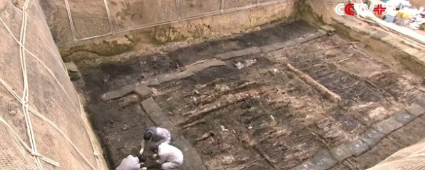 Ở giữa ngôi mộ là một quan tài. Bên cạnh là nhiều cổ vật giá trị bao gồm: các món đồ gốm, đồ đồng, trang sức bằng ngọc, vàng và bạc.