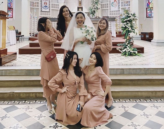 Hoi ban than toan hot girl cua Toc Tien