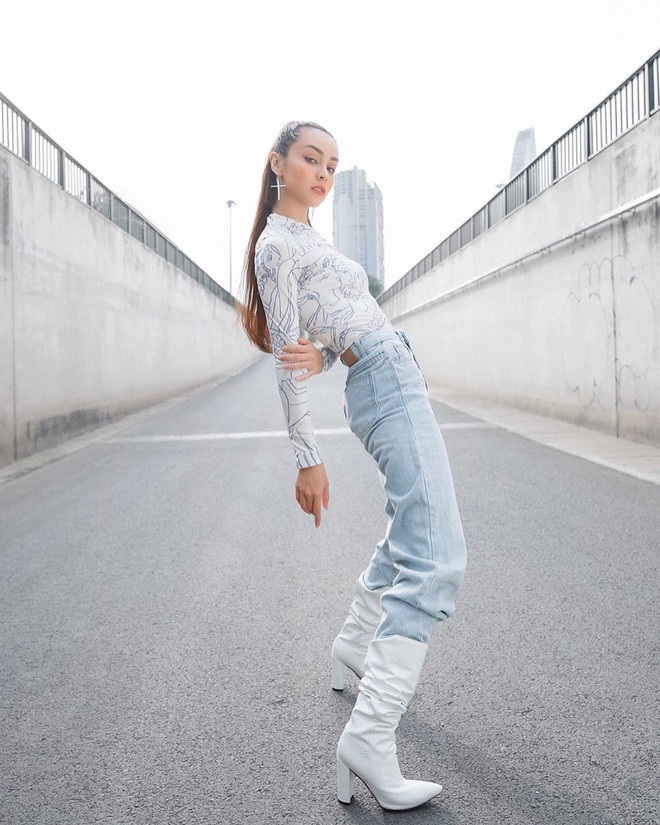 Ngoài hoạt động nghệ thuật, ca sĩ sinh năm 1992 còn gây chú ý với chuyện tình cảm. Cô từng hẹn hò với Cường Seven từ năm 2015. Sau 4 năm chung đường, cả hai chính thức chia tay. Mlee cho rằng do suy nghĩ khác biệt, cảm xúc thay đổi đã khiến hai người chia tay. Thời gian gần đây, cô vướng tin đồn hẹn hò trai trẻ Quốc Anh. Cả hai bị đồn yêu nhau từ năm 2017. Đến cuối năm 2019, đôi này bị fan khui nhiều bằng chứng hẹn hò khi tham gia Cuộc đua kỳ thú.