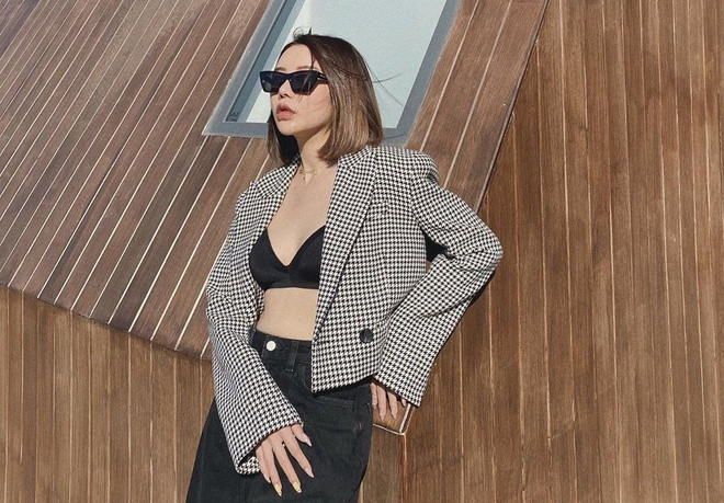 Hot girl Hạt Mít tên thật là Nguyễn Thu Hiền, sinh năm 1990. Trước khi được biết đến là bạn thân Tóc Tiên, cô đã là hot girl đình đám Hà Nội. Cô nổi tiếng với biệt danh "hot girl nghiện thẩm mỹ" và thừa nhận dao kéo hơn 10 lần trên gương mặt. Hiện tại, người đẹp đã chuyển vào TP.HCM sinh sống cùng chồng con.