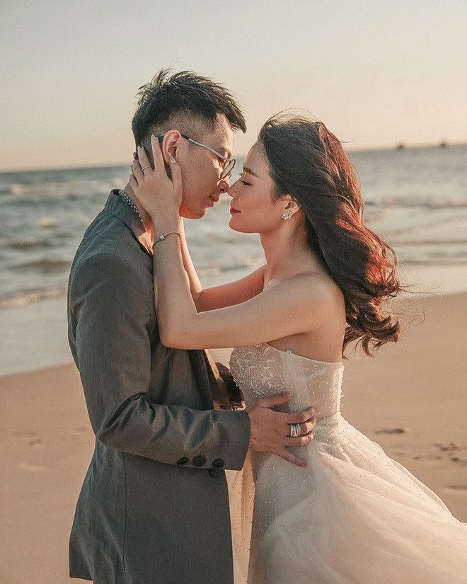 Từ ngày về chung một nhà với chồng rapper hồi tháng 4/2019, trang cá nhân của Huyền Mít thường đăng ảnh bên gia đình. Hot girl sinh năm 1991 được fan nói "tốt số" khi có ông chồng chiều vợ, thường khoe khoảnh khắc ngọt ngào và dành lời có cánh cho nửa kia.