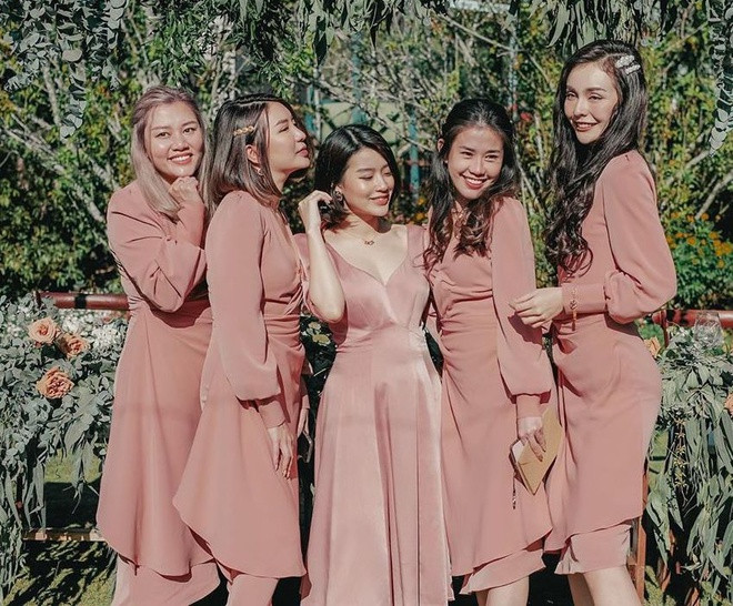 Hội bạn thân của Tóc Tiên gồm những gương mặt quen thuộc với dân mạng. Trong số 5 cô bạn đã có 4 người là hot girl, ca sĩ đình đám. Từ Mlee, Ngọc Thảo, Huyền Mít cho đến Hạt Mít (từ phải qua) đều có lượng lớn người theo dõi trên trang cá nhân.