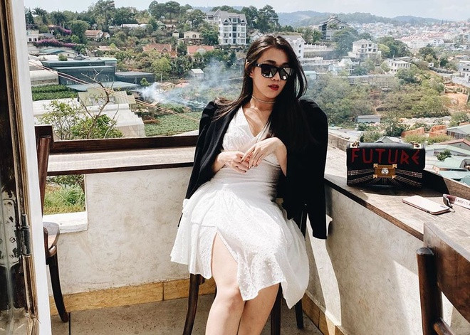 Ngọc Thảo là hot girl đời đầu. Cô được chú ý hơn cả khi tham gia series Thích ăn phở cùng Phở Đặc Biệt. Sau nhiều năm hoạt động nghệ thuật, người đẹp sinh năm 1990 vẫn giữ được nhan sắc trẻ trung như thuở mới vào nghề. Ngọc Thảo cũng từng chia sẻ với Zing.vn cô đã tậu được nhà sau những tháng ngày làm nghề nghiêm túc.