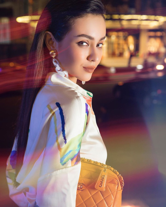 Mlee vốn là ca sĩ mang hai dòng máu Pháp - Việt. Cô theo đuổi dòng nhạc dance, hiphop. Do sở hữu gương mặt xinh đẹp, 9X lấn sân sang lĩnh vực thời trang và điện ảnh. Nữ người mẫu từng xuất hiện trong series Tiệm bánh hoàng tử bé (phần 2), Lật mặt: Nhà có khách, Cuộc gặp gỡ định mệnh...