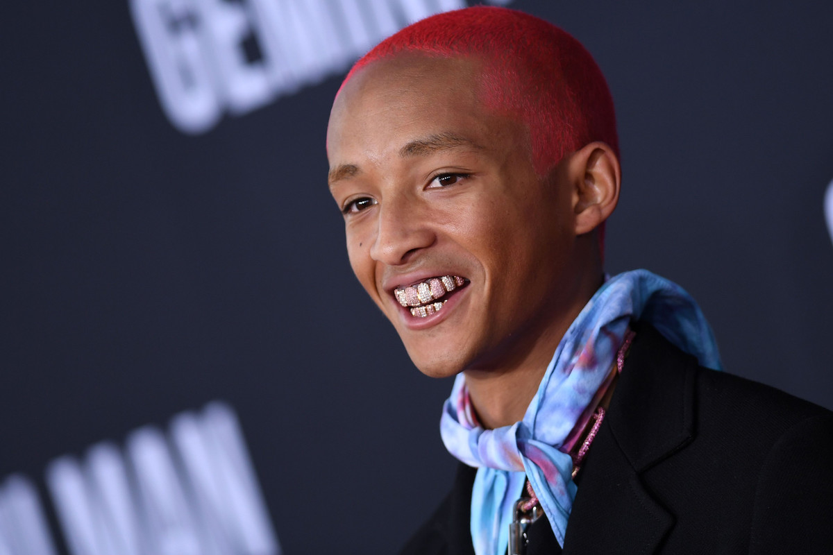Jaden Smith kiếm được bộn tiền bằng việc theo đuổi sự nghiệp diễn xuất. Vai diễn đầu tiên của anh là trong bộ phim "The Pursuit of Happyness" (Mưu cầu hạnh phúc - 2006) cùng với bố.