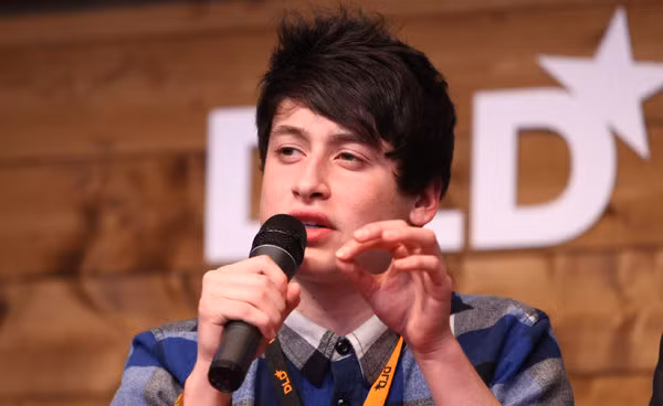 Nick D' Aloisio là tên tuổi nổi tiếng trong hội rich kid thế giới với việc tự thân khởi nghiệp và đạt được thành công lớn. Là một thiên tài, D' Aloisio là người tạo ra ứng dụng công nghệ thành công có tên Summly. Đây là một ứng dụng sáng tạo tóm tắt các bài báo, tin tức và nội dung khác để bạn có thể nhanh chóng đọc và hiểu.