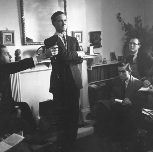 Sinh ngày 1/1/1912 tại Ambala, Punjab, Vương quốc Anh, điệp viên hai mang Kim Philby là một trong số ít gián điệp được Liên Xô trao Huân chương Lenin vào năm 1965 nhờ những đóng góp quan trọng của ông trong hoạt động tình báo.