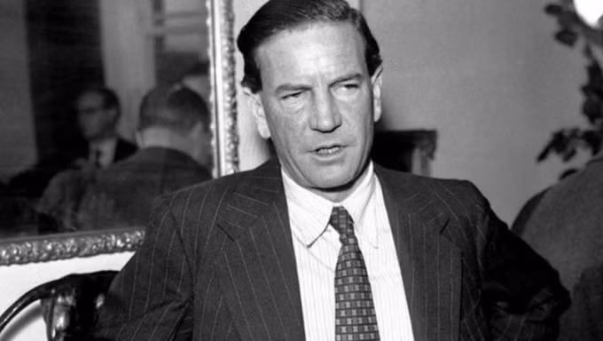 Khi tới Washington làm trưởng đại diện tình báo Anh tại Mỹ năm 1949, Kim Philby tiếp tục thu thập các tin tức quan trọng của Mỹ gửi cho Liên Xô. Về sau, thân phận điệp viên 2 mang của Kim Philby bị nghi ngờ. Thế nhưng, cả Anh và Mỹ đều không tìm được bằng chứng để buộc tội làm gián điệp cho Liên Xô.