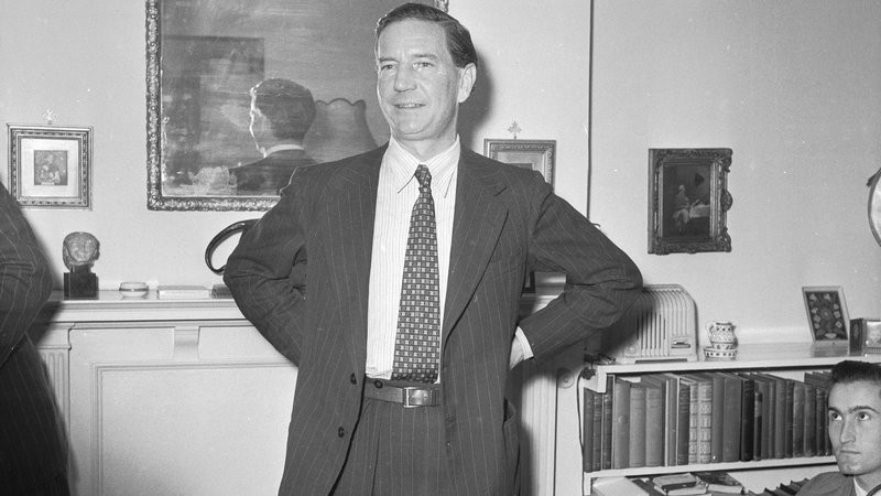 Vào năm 1939, Kim Philby làm phóng viên cho tạp chí The Times tại trụ sở của Lực lượng Viễn chinh Anh. Tại đây, ông có cơ hội tiếp cận một số thông tin về hoạt động của quân đội Anh.