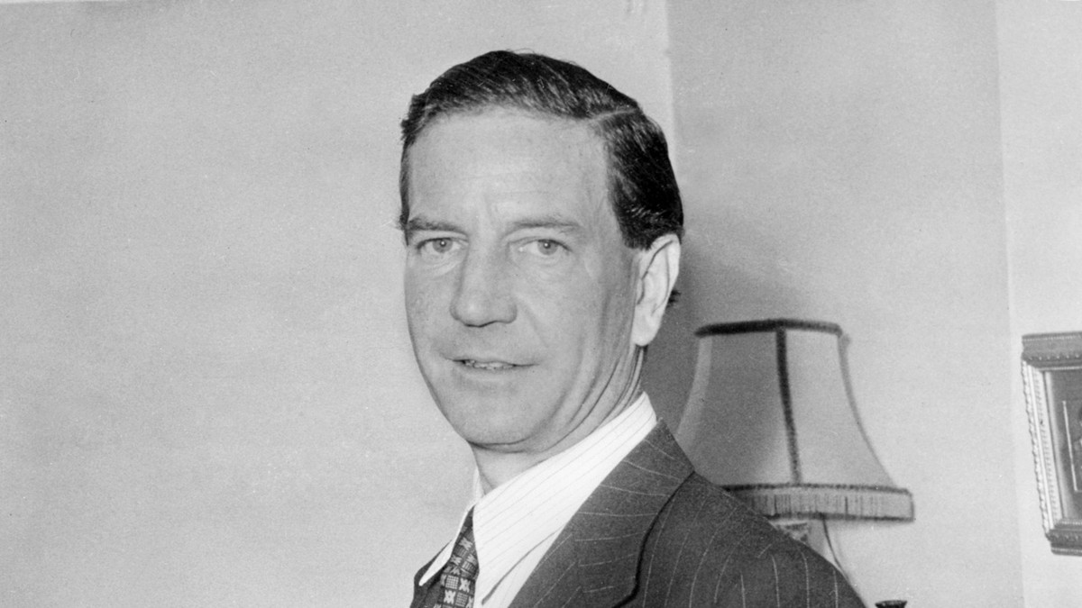 Theo đó, đến năm 1955, Kim Philby bị sa thải khỏi MI6. Để thân phận điệp viên hai mang không bị lộ, ông không liên lạc với tình báo Liên Xô sau khi rời khỏi MI6. Sau khi nghỉ việc ở MI6, Kim Philby làm việc cho tạp chí Economist và Observer. Đến cuối những năm 1950, MI6 tuyển dụng lại Kim Philby.