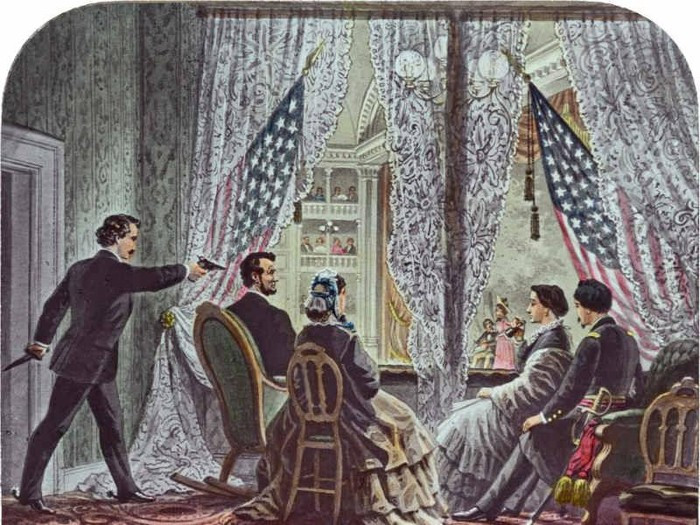 Khi ấy, ông Lincoln bị ám sát khi xem kịch tại nhà hát Ford ở Washington D.C. Do vết thương quá nặng nên ông qua đời vào sáng 15/4.