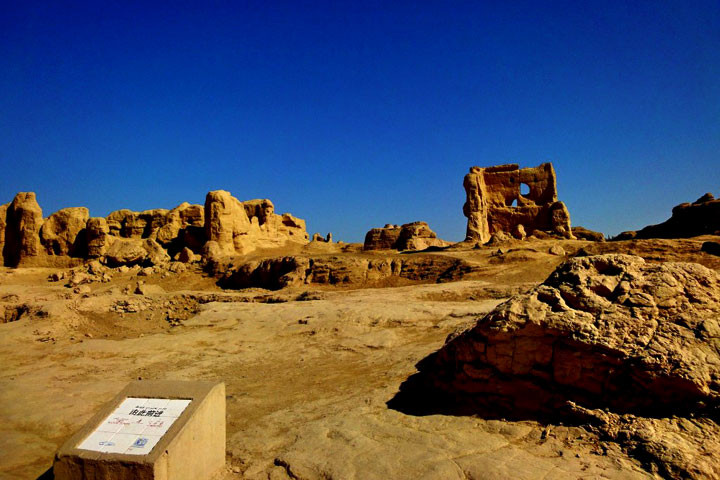 Ngoài ra, giới chuyên gia cũng tìm thấy dấu tích của một số ngôi nhà, đền miếu... bên dưới sa mạc Taklamakan rộng lớn.