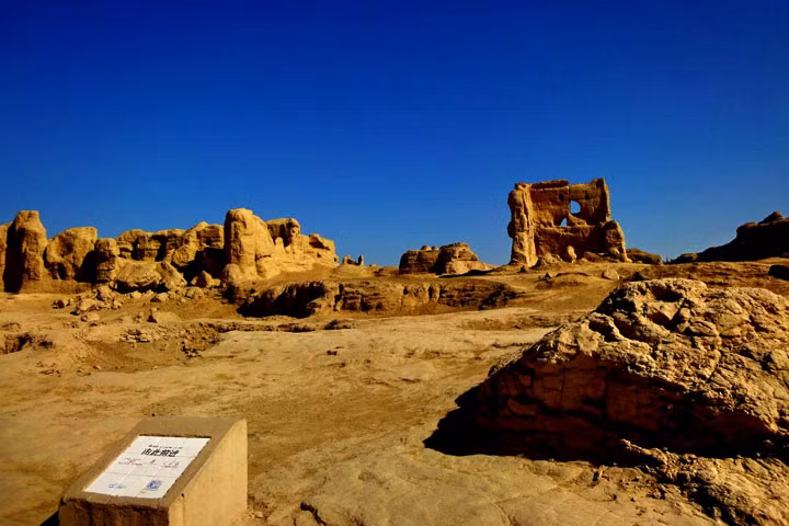 Ngoài ra, giới chuyên gia cũng tìm thấy dấu tích của một số ngôi nhà, đền miếu... bên dưới sa mạc Taklamakan rộng lớn.