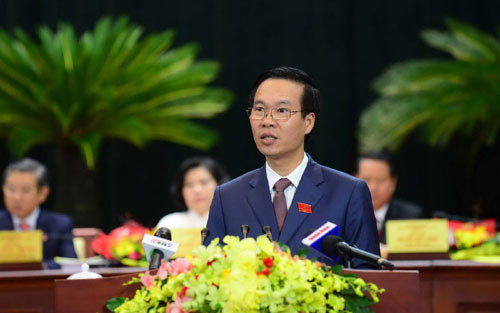 5. Đồng chí Võ Văn Thưởng, Uỷ viên Bộ Chính trị, Trưởng Ban Tuyên giáo Trung ương Đồng chí Võ Văn Thưởng sinh ngày 13/12/1970, quê ở xã An Phước, huyện Măng Thít, tỉnh Vĩnh Long. Trình độ chính trị: Cao cấp lý luận chính trị. Trình độ chuyên môn: Thạc sĩ triết học. Chức vụ: Ủy viên Bộ Chính trị khóa XII, Ủy viên Ban Chấp hành Trung ương Đảng khóa X (dự khuyết), XI, XII. Đại biểu Quốc hội khóa XII, Phó Bí thư Thành ủy Thành phố Hồ Chí Minh.