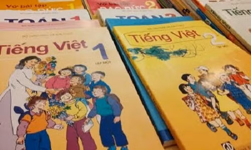 Co hay khong vu ban hanh bo sach giao khoa mien Bac, mien Nam?