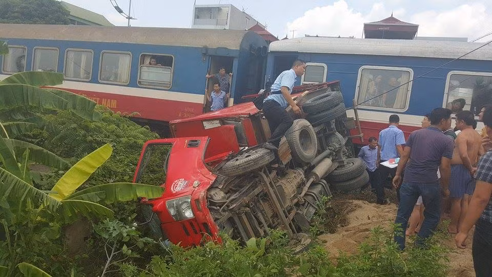 4. Cố lao qua đường ray, xe tải bị tàu hỏa hất tung. Khoảng 12h30 ngày 6/7/2015, xe tải BKS 60LD – 3947 đã cố lao qua khu vực đường tàu giao cắt với đường dân sinh tại xã Minh Cường (huyện Thường Tín) khi có đoàn tàu chạy theo hướng Bắc-Nam đi tới. Do khoảng cách giữa đoàn tàu và xe tải nói trên quá ngắn, đoàn tàu không phanh kịp và đâm trực diện vào xe tải. Cú đâm mạnh khiến chiếc xe tải bị hất văng sang rìa đường ray và lật ngửa. Rất may là tài xế xe tải và phụ xe chỉ bị thương và được đưa đi cấp cứu ngay sau đó.