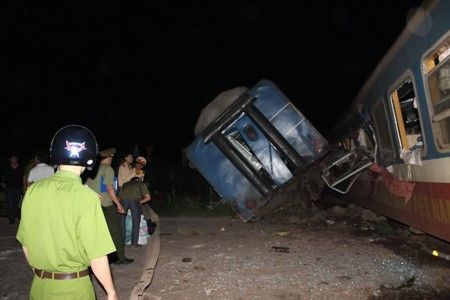 6. Tài xế xe tải tử vong vì bị kéo lê 200 m trên đường ray. Tối 27/3/2015, anh Nguyễn Xuân Quang (50 tuổi, ở huyện Phú Xuyên) lái ôtô bán tải từ làng Trần Phú ra quốc lộ 1 cũ. Đến nút giao đường sắt với đường dân sinh ở phố Đỗ Xá (Thường Tín, Hà Nội) xe của anh này va chạm với tàu hỏa. Sau vụ va chạm, ôtô bị đoàn tàu SE1 kéo lê trên đường ray khoảng 200 m. Tài xế văng ra ngoài tử vong tại chỗ, xe ôtô bị biến dạng.